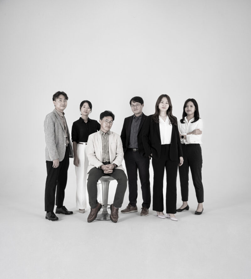 스튜디오-노무사-단체-대표님-앉은-흑백2-800×890