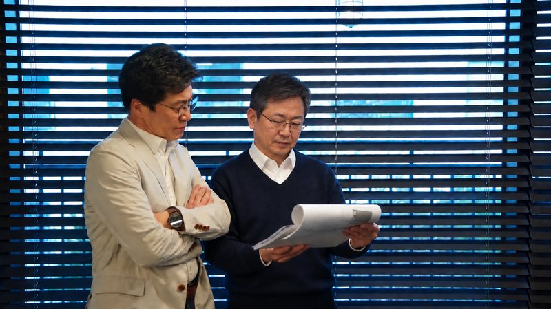 안전보건 관계법령 자료를 검토하는 모습