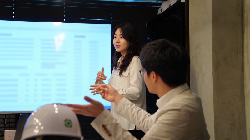 2회차 방문에서 완성된 서류의 작성법을 설명하는 모습
